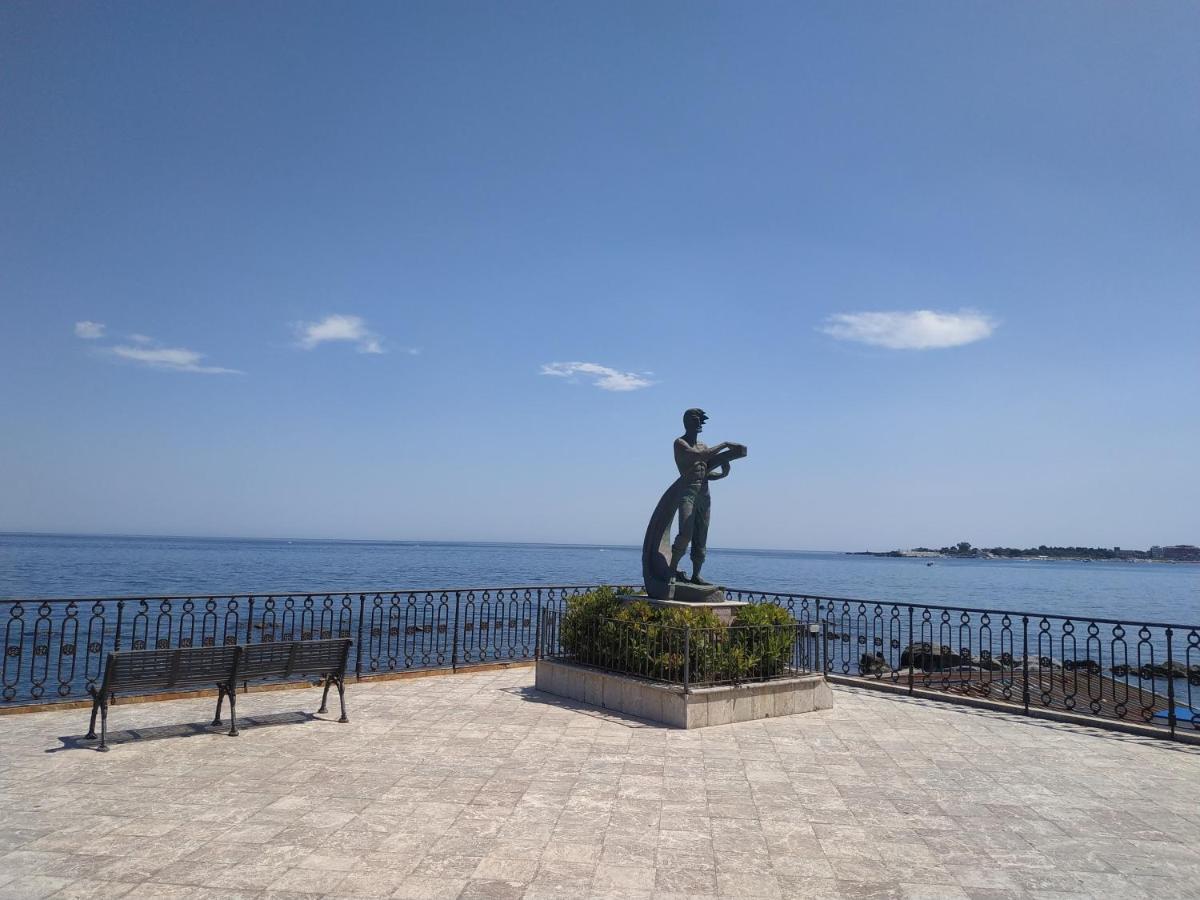 Suite Sul Mare Giardini Naxos Exteriör bild